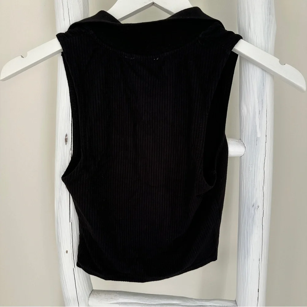 C'isa Black Ribbed Collared V Neck Crop Top Size Small - Picture 2 of 7